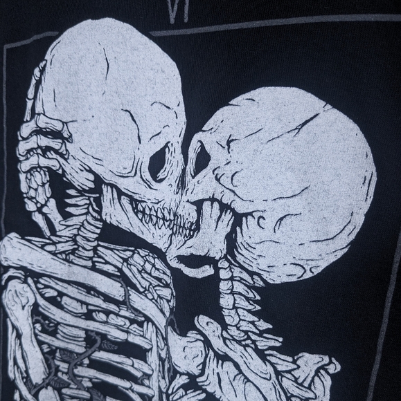 Skeleton love tee with rose vines in high contrast white grey and black - Picture 4 of 8